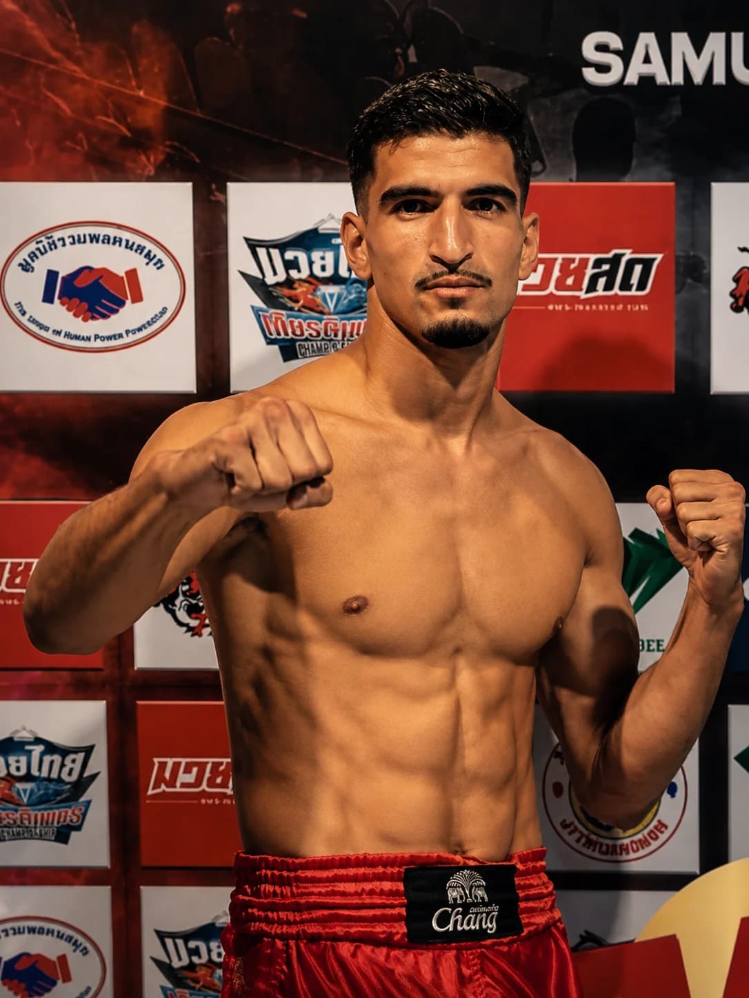 Chaddy, coach et combattant du camp Road to Fight, en garde lors d'une pesée Muay Thai en Thaïlande