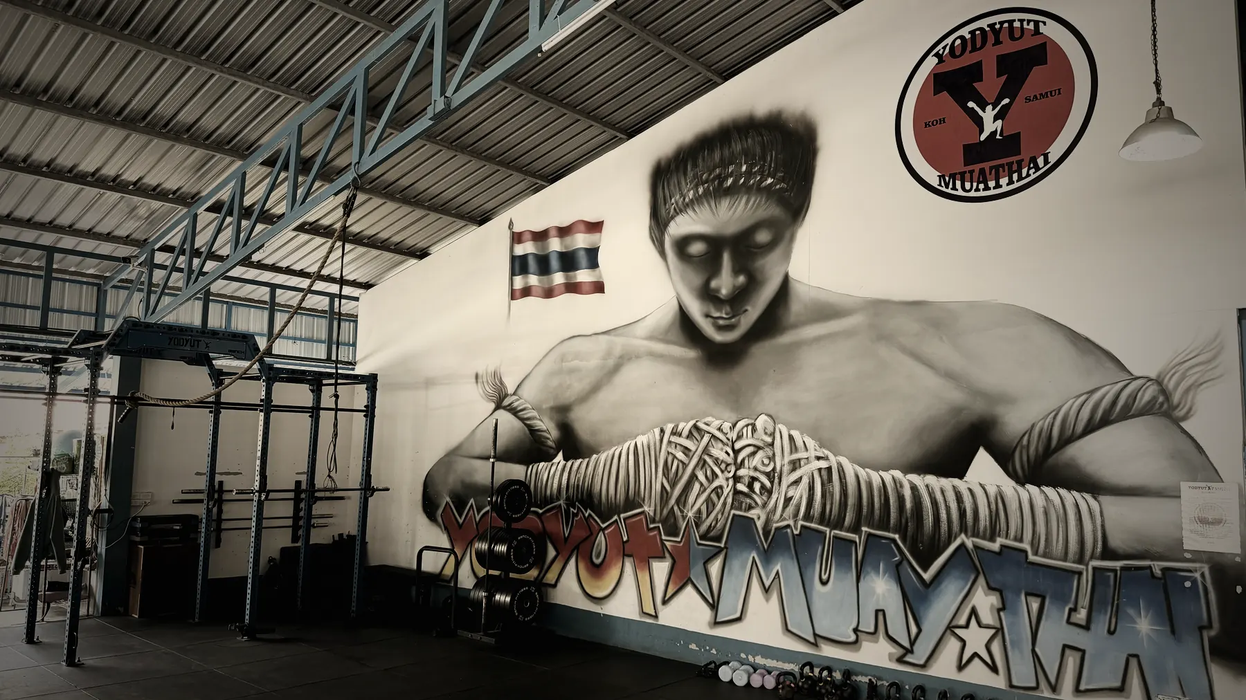 Fresque murale Yodyut Muay Thai et zone de préparation physique du camp à Koh Samui