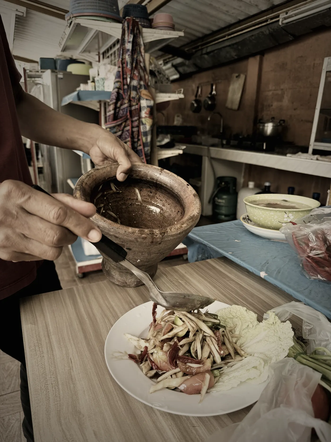 Préparation d'une salade de papaye thaïlandaise au restaurant partenaire du camp Road to Fight à Koh Samui
