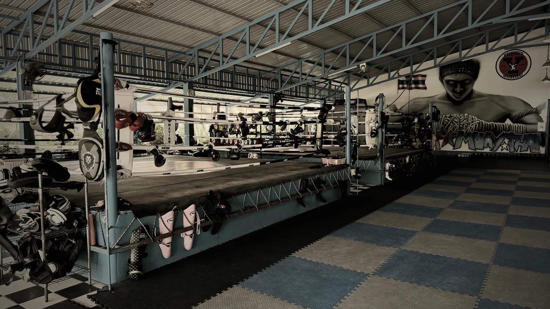 Ring de Yodyut Muay Thai à Koh Samui vu de côté, gants et protections accrochés aux cordes