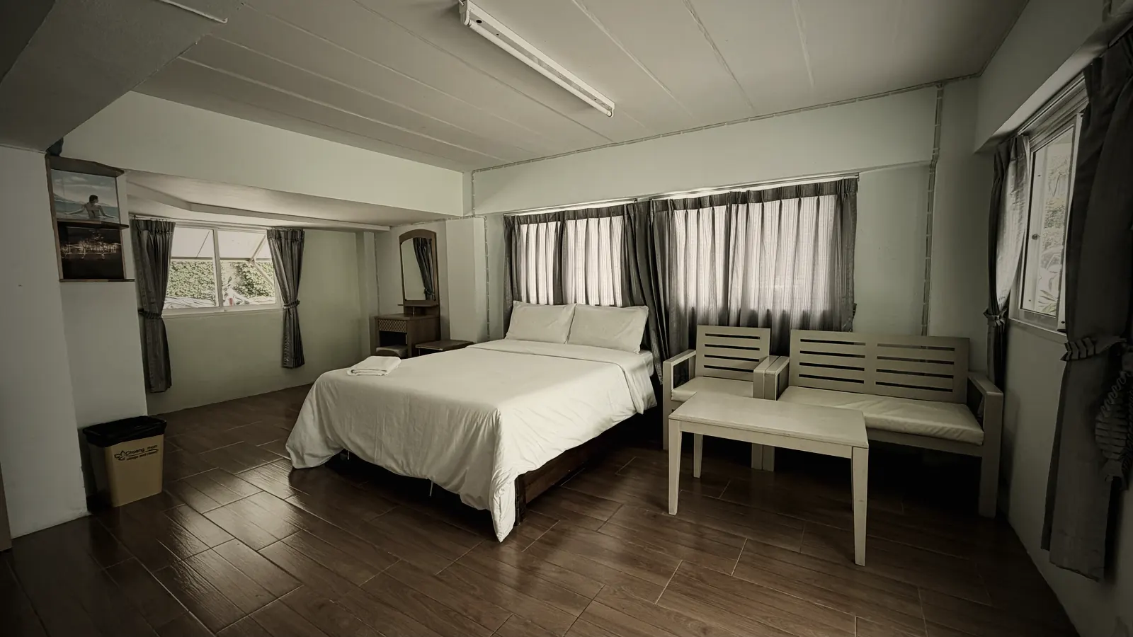 Chambre du logement Road to Fight à Koh Samui avec lit double, banquettes et fenêtres donnant sur le jardin