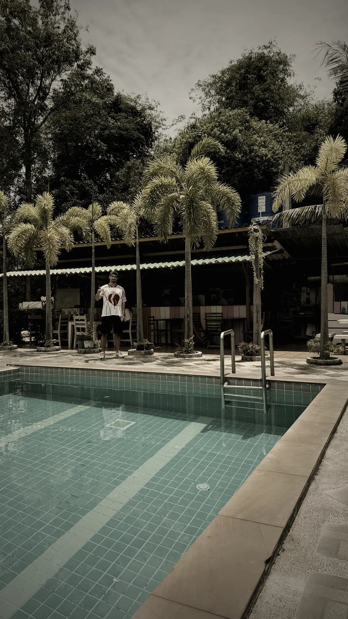 Piscine du logement Road to Fight à Koh Samui et restaurant ouvert en arrière-plan